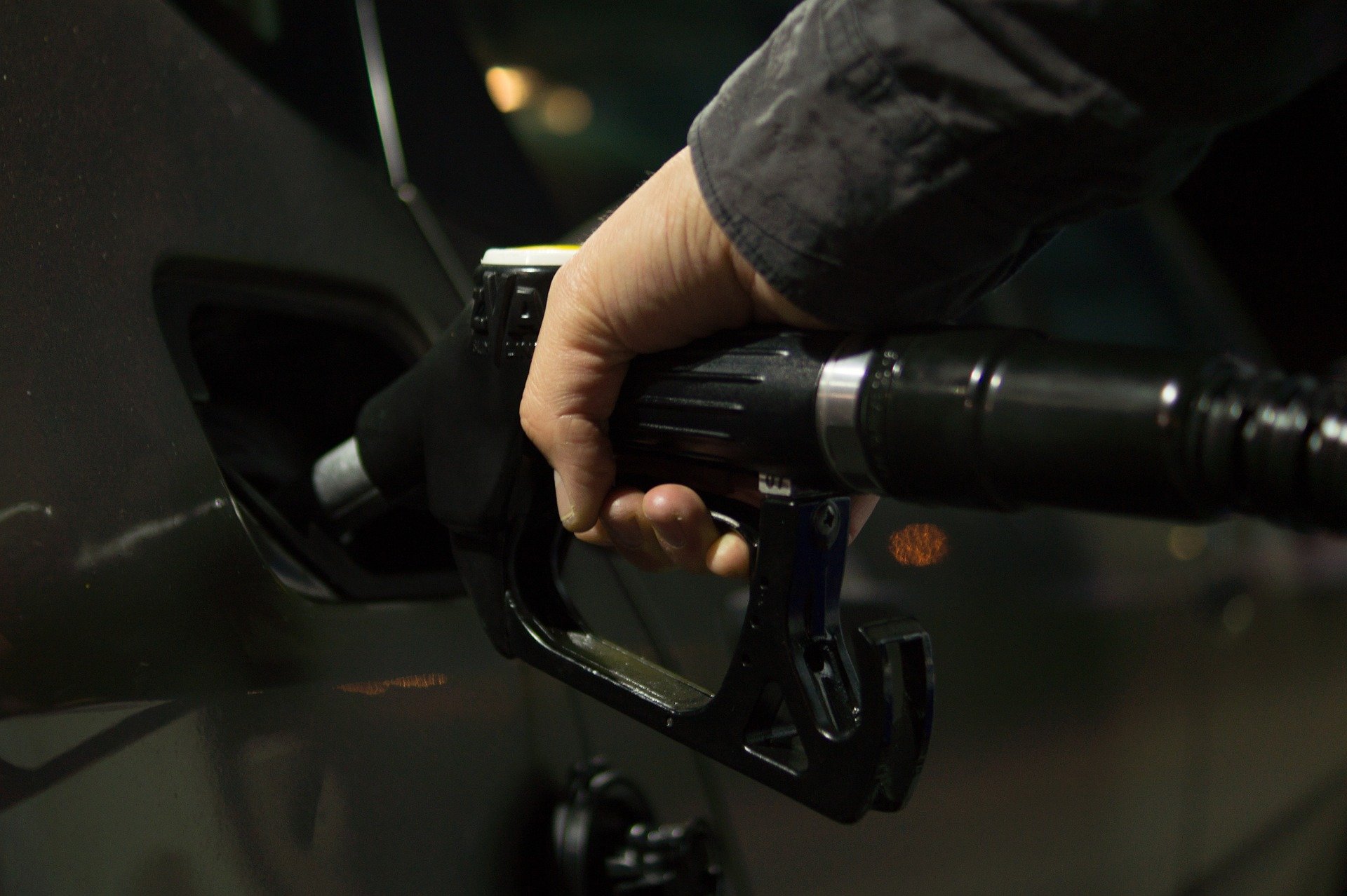 Ceny pohonných hmot klesají k úrovni 26 korun za litr