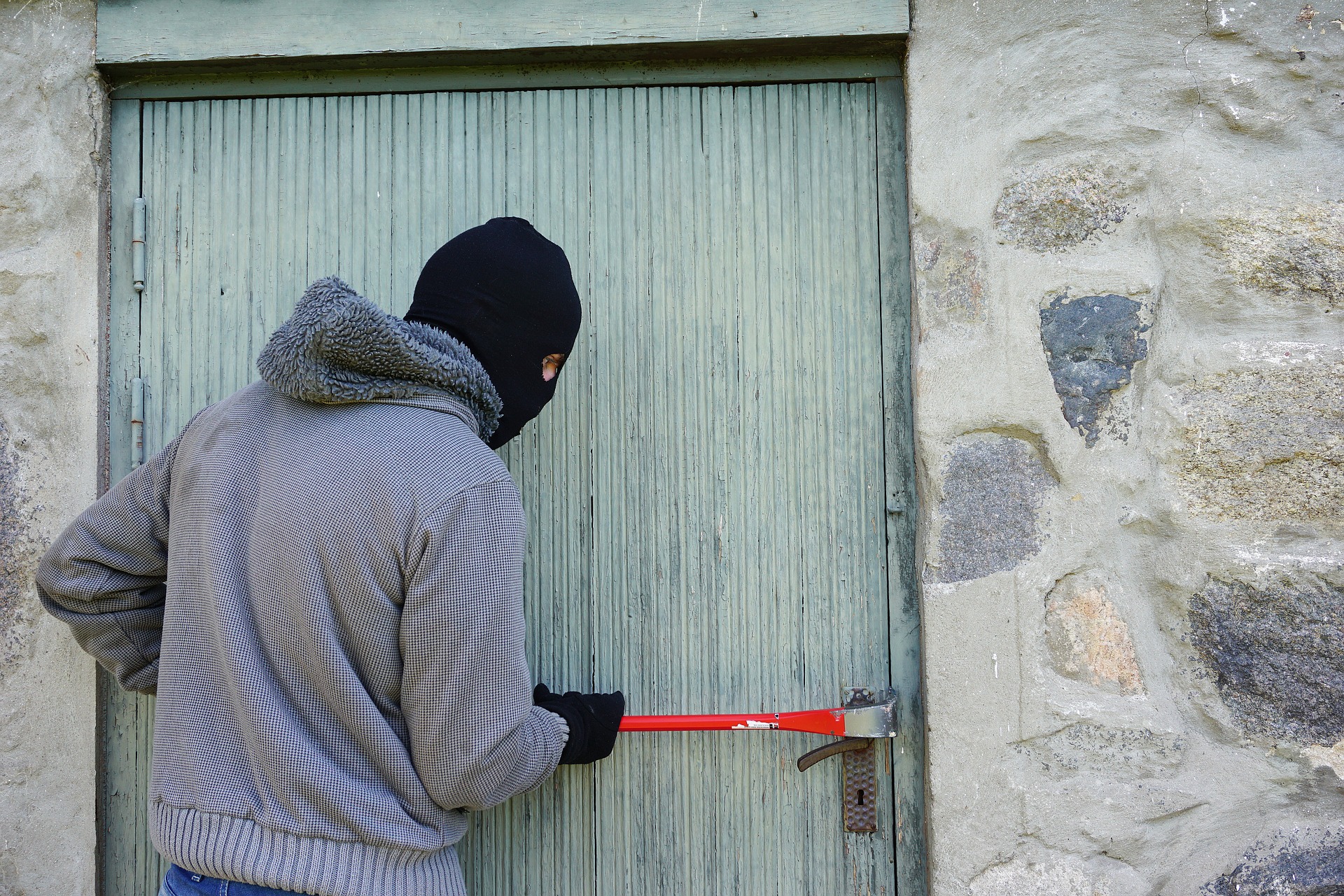 Policie varuje: Vloupání do obydlí v době dovolených hrozí i letos