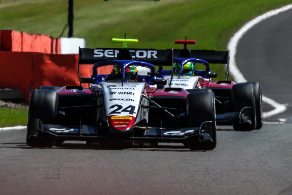 F3 na Silverstone: Fraga má první bod, zlepšení týmu je jasně viditelné