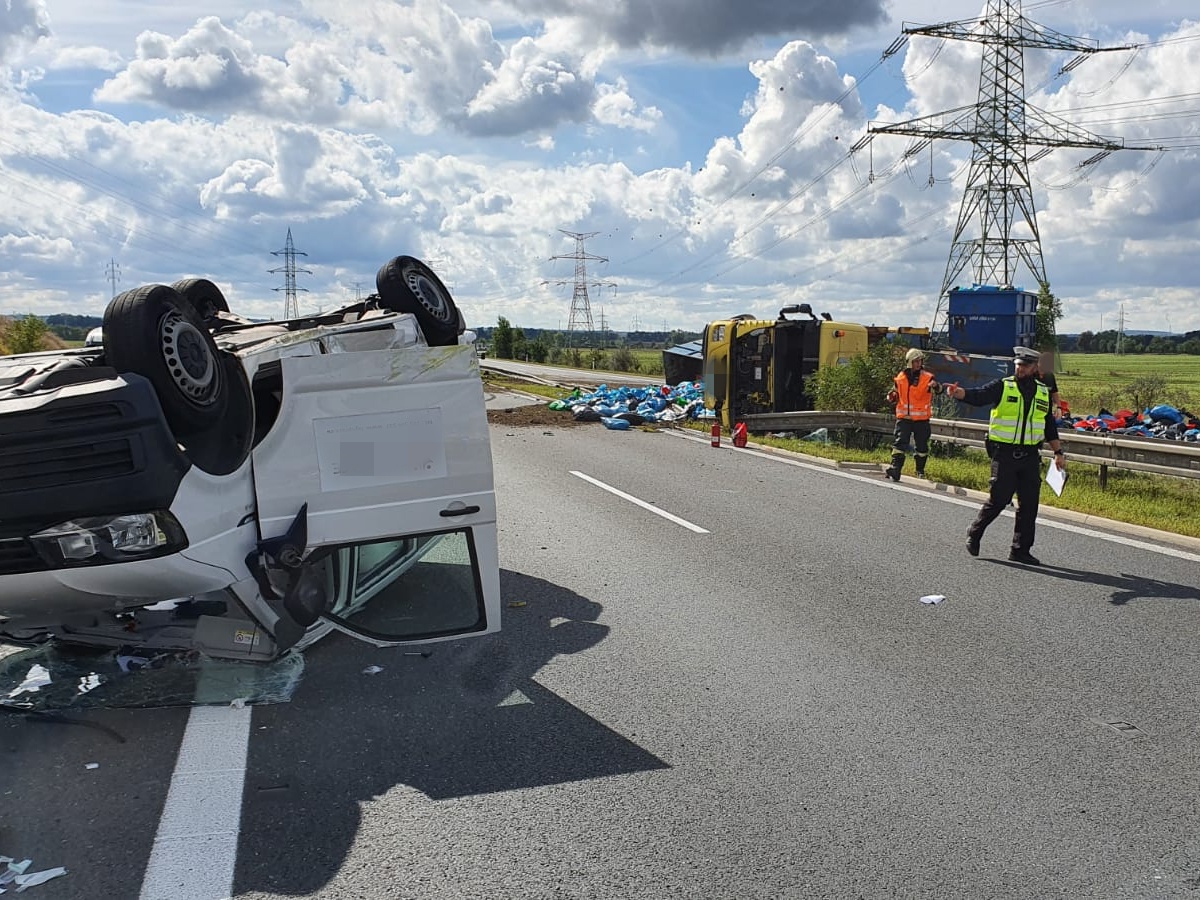 Nehoda kamionu a tří dodávek obousměrně uzavřela teplickou dálnici