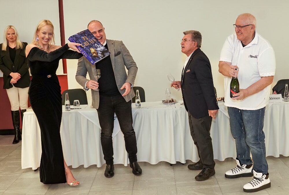 Hvězdný Häkkinen křtil a světoznámé šampaňské Mumm teklo proudem